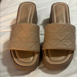 Seychelles Tan Quilted platform Mules Like New Size 7